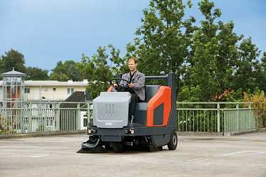 Универсальная подметальная машина Hako Sweepmaster B1200 RH Универсальная подметальная машина Hako Sweepmaster B1200 RH